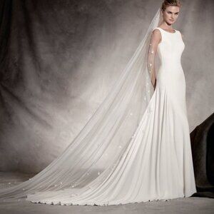 Pronovias Amaya Wedding Gown Size 14 Crepe